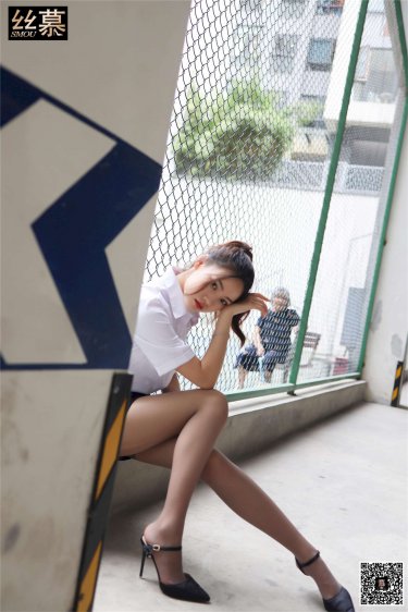 林小曼在办公室打电话